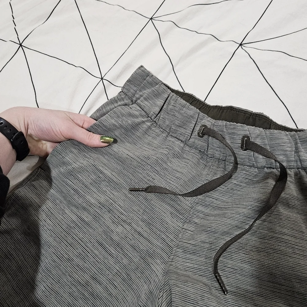 Lululemon On the Fly Pant 27" Wee Are From Space Sage Dark Olive Size 4 - Picture 7 of 10